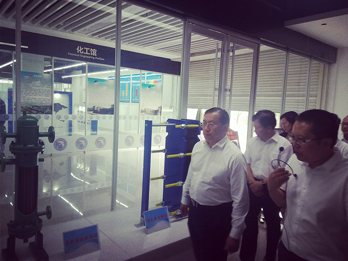 王忠林书记到乐动（中国）LEDONG·官方网页版
集团展位观展